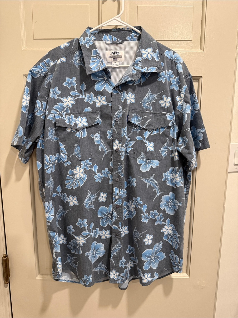 AFTCO Gray Short-Sleeve Button-Down Shirt with Blue Floral/Fish Print Sz XL